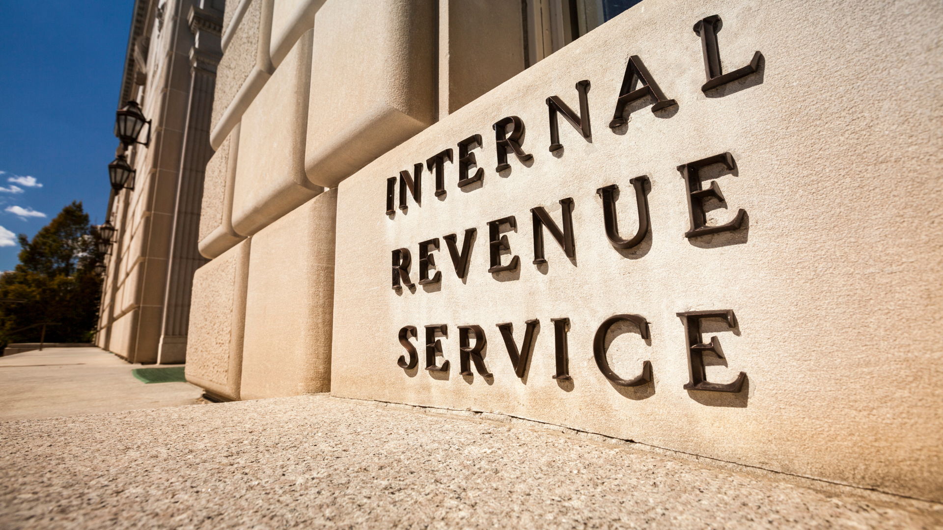 The IRS 20-Point Checklist: Deciphering Employee vs Contractor Status for Small Businesses